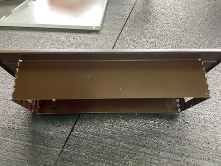 Mřížka s vysekanou lamelou z hnědého plechu s přírubou do potrubí 220x90 mm